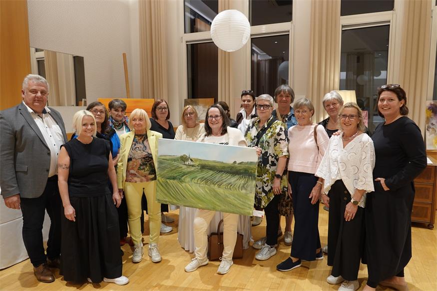 Gelungene Premiere im Zeichen der Kunst. Bürgermeister Hannes Igler (links) freute sich gemeinsam mit Kursleiterin Angelika Domenig (2. v. l.), Gastgeberin Karina Glatz (r.) vom Gasthof zur Traube und den sichtlich stolzen Künstlerinnen über die gelungene erste offizielle Vernissage der traditionellen Neckenmarkter Malferien.