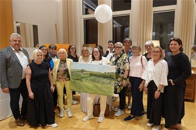 Gelungene Premiere im Zeichen der Kunst. Bürgermeister Hannes Igler (links) freute sich gemeinsam mit Kursleiterin Angelika Domenig (2. v. l.), Gastgeberin Karina Glatz (r.) vom Gasthof zur Traube und den sichtlich stolzen Künstlerinnen über die gelungene erste offizielle Vernissage der traditionellen Neckenmarkter Malferien.