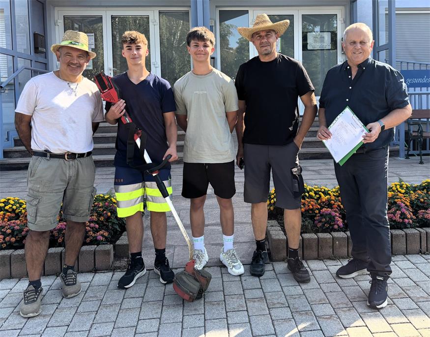 Gemeindearbeiter Sretko Smiljanić, Samuel Kirisits, Finn Gartner, Gemeindearbeiter Martin Prinz mit Bürgermeister Andreas Grandits.