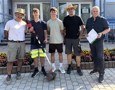 Gemeindearbeiter Sretko Smiljanić, Samuel Kirisits, Finn Gartner, Gemeindearbeiter Martin Prinz mit Bürgermeister Andreas Grandits.