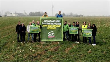 Gemeinderätin Elsabeth Mendoza, Klubobfrau Regina Petrik, Landtagsabgeordneter Wolfgang Spitzmüller, Landessprecherin Anja Haider-Wallner und Anrainer beim Areal, wo das Betriebsgebiet umgesetzt wird.