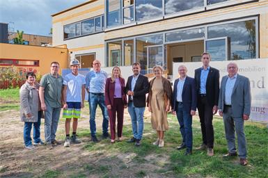 Gemeinderätin Karin Stampfel, Vizebürgermeister Gerhard Playl, Tobias Bogner, Gemeindevorstand Robert Fleischhacker, Landesrätin Daniela Winkler, LAbg. Bürgermeister Kilian Brandstätter, Direktorin Petra Beck, Amtsleiter Dieter Horvath, BM Ing. Christian Weiss (PEB) und Altbürgermeister und Altdirektor Hans Schrammel.
