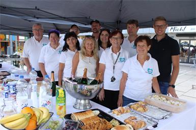 Gemeinderat Herbert Ohr, Vizebürgermeisterin Christina Köppel, die Gemeinderäte Doris Hosiner und Ladislaus Horvath, Rita Pöltl, Gemeinderat Christian Toth, die Stadträtinnen Eva Maria Kneisz und Gerlinde Heger, Bürgermeister Hannes Heisz und Franziksa Renner verwöhnten die Gäste, unter die sich auch Landtagsabgeordneter Patrik Fazekas mischte.