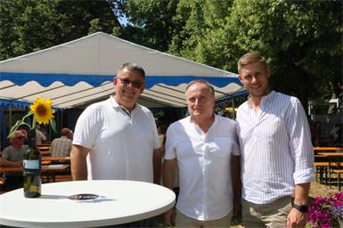 Gemeindevorstand Christian Faymann, Vizebürgermeister Georg Dillhof sowie Landtagsabgeordneter Patrik Fazekas beim Kirtag in Horitschon.