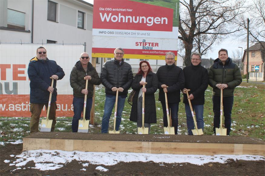 Gemeindevorstand Martin Lehrner, Baumeister Alfred Stifter, OSG-Vorstand Alfred Kollar, Amtsleiterin Melanie Zach, Bürgermeister Gerhard Petschowitsch, Architekt Anton Mayerhofer und Bauleiter Florian Oswald nahmen den Spatenstich für die Wohnhausanlage vor. 