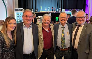 Gemeindevorstand von Kukmirn Gloria Wukitsch, Bürgermeister Werner Kemetter, Jubilar Reinhard Kracher, Bürgermeister a.D. Reinhold Fiedler und Bürgermeister a.D. Franz Hoanzl beim Geburtstagsfest in Oberwar