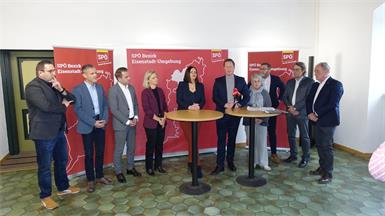 Gemeinsam gegen den A3-Ausbau: Klingenbachs Bürgermeister Richard Frank, Wulkaprodersdorfs Vizebürgermeister René Pint, Zagersdorfs Bürgermeister Ivan Grujic, die Siegendorfer Bürgermeisterin Rita Stenger, LH-Stellvertreterin Astrid Eisenkopf, Mattersburgs Bezirksparteivorsitzender Thomas Hoffmann, Ulrike Kitzinger, Christian Wöhl, Gerhard Hutter und Dieter Posch.