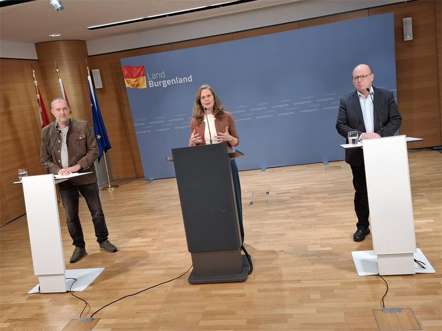 Gemeinsam gegen die Rebzikade: Landeshauptmann-Stellvertreterin Anja Haider-Wallner (M.), Weinbauverbands-Präsident Andreas Liegenfeld (r.) und SPÖ-Agrarsprecher Gerhard Bachmann (l.).
