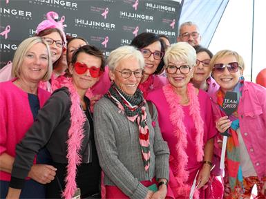 Gemeinsam helfen in Pink.