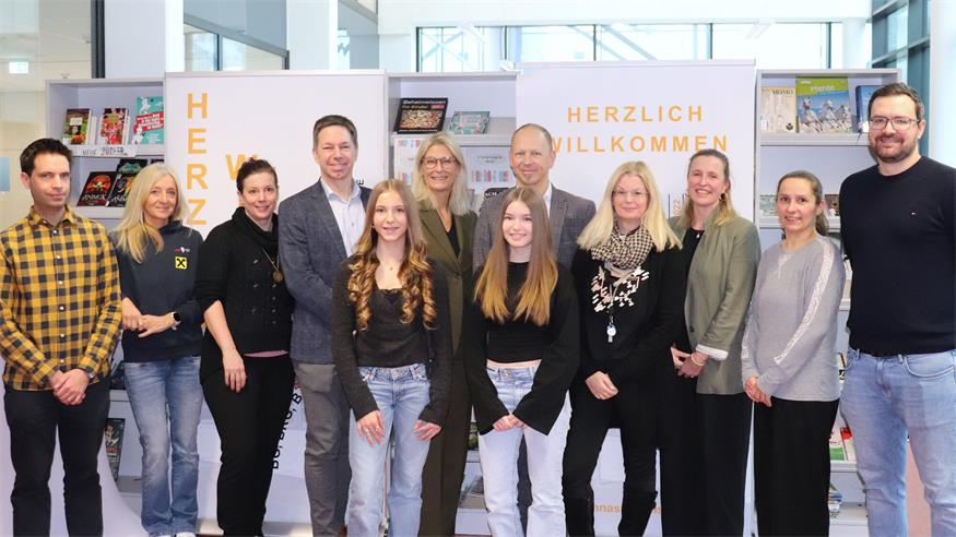 Gemeinsam lernt es sich besser, beweist ein neues Lernkonzept am Gymnasium Kurzwiese, präsentiert von Direktorin Petra Mayer, Sport-Fachinspektor Harald Ziniel, die Professorinnen Brigitte Jirschik und Julian Himmelbauer, die Schülerinnen Hannah Springsits und Luisa Amon aus der 4. Klasse sowie die Vertreterinnen und Vertreter der Sportvereine: Lukas Linzer (Basketball), Uschi Bredlinger (Leithathletik), Doris Rupp (UET Dancers) und Martina Michal (Dance Station Austria).