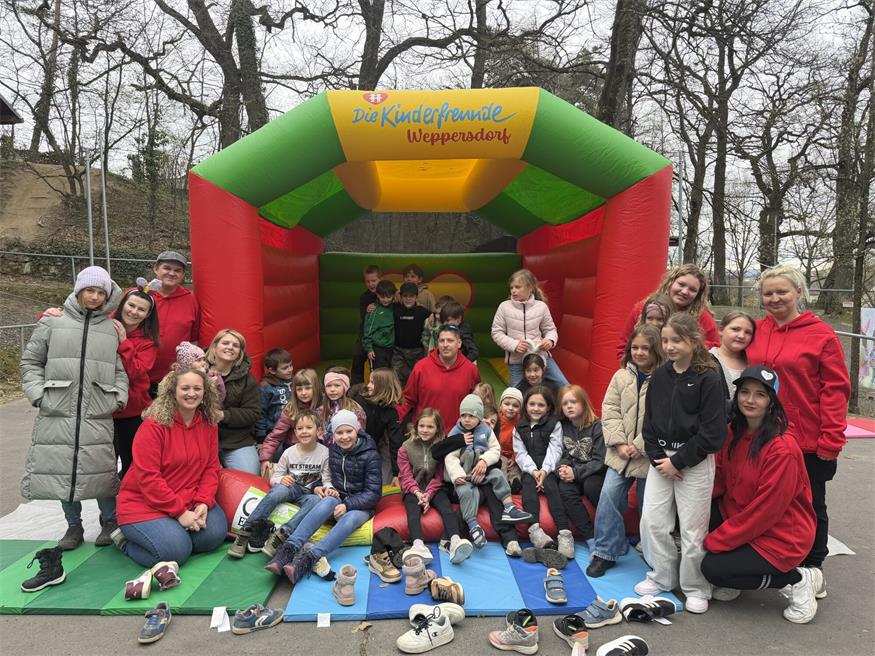 Gemeinsam machten sich die Kinder und der Verein einen österlich-schönen Tag. Es gab sogar eine Hüpfburg.