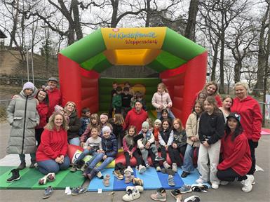 Gemeinsam machten sich die Kinder und der Verein einen österlich-schönen Tag. Es gab sogar eine Hüpfburg.