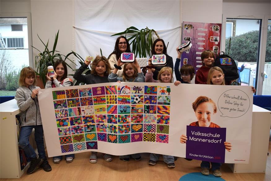 Gemeinsam mit Direktorin Tanja Hofer übergaben die Kinder der Volksschule Mannersdorf die eingenommenen Spenden an Rita Keserovic, Leiterin der Förderwerkstätte von Rettet das Kind.