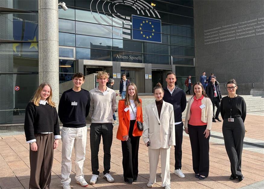 Gemeinsam mit ihren Lehrern Lukas Schattovits und Nicole Bauer. besuchten die Schülerinnen und Schüler das EU_Parlament in Brüssel, wo sie auch Lena Schilling (4.v.r.) trafen.