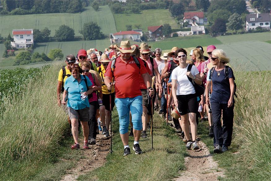 Gemeinsam unterwegs. Sieben Abenteuer in sieben Bezirken warten in den kommenden sieben Tagen auf die Wanderer.