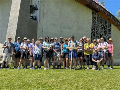 Gemeinsame Andacht der Pilger bei der Bruder- Klaus - Kirche am Hubertussee