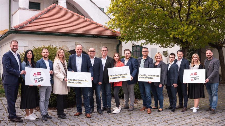 Gemeinsamer Intensiv-Wahlkampf. Die Kandidatinnen und Kandidaten der ÖVP Arbeitehmerinnen und Arbeitnehmer mit Listenerstem Johannes Mezgolits (5.v.l.) und Parteichef Christian Sagartz (l.).