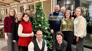 Gemeinsamer Jahresabschluss. Marion Fasching, Sigrid Pfnier, Maria Mayr-Toth, Frank Pfnier, Didi Csitkovics, Thomas Spitaler, Sonja Csitkovics, Toni und Barbara Buchinger sowie Marlene Buchinger. 