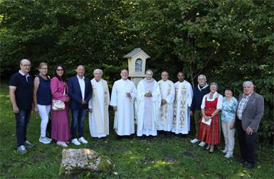Generalvikar Michael Wüger, Pfarrer Shinto Varghese Michael, der ehemalige Pfarrer Karlheinz Mück, Diakon Hurbert Zach und Pfarrer Stephan Renner mit Bürgermeister Andreas Tremmel und Vize Natascha Thurner sowie den Familien, die den Kreuzweg pflegen bzw. den Initiatoren. 