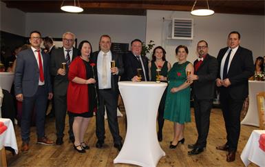 Genossen den Ball. Jürgen Schermann, Pensionistenverband-Vorsitzender Manfred Fraller, Carina und Bürgermeister Thomas Hauser, Landtagsabgeordneter Roman Kainrath, Elfi Paller, Martina Treiber, Eduard Paller und SPÖ-Bezirksgeschäftsführer Patrick Brenner. 