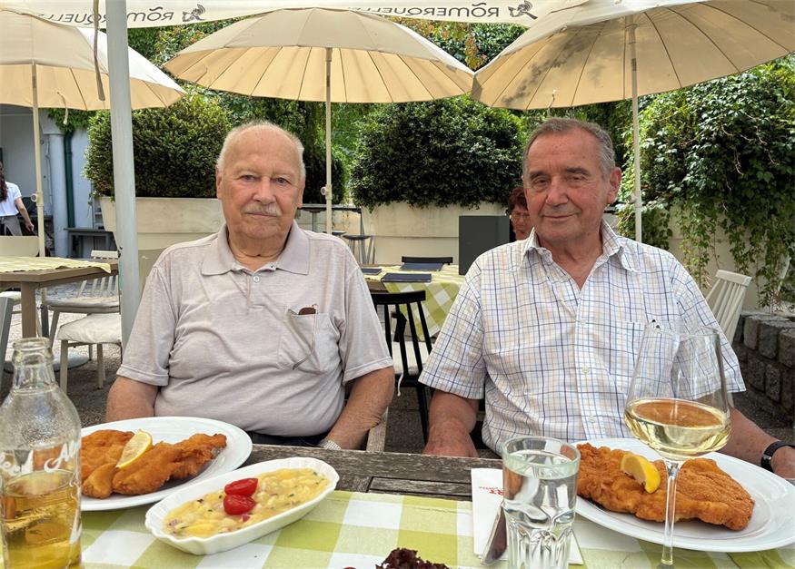 Genuss unter freiem Himmel: Die Bewohner Rudolf Gahr und Johann Scheiblhofer ließen sich im Garten des Seewirtes ein knuspriges Schnitzel schmecken und genossen die gemeinsame Zeit.