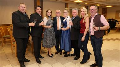 Georg Menitz, Nationalratsabgeordneter Christoph Zarits mit Gattin Evelyn, Paul Fasching, Weinprinzessin Lena I., Bauernbund-Obmann Matthias Siess, Nina Mayer (BVZ) und Michael Heinsching.