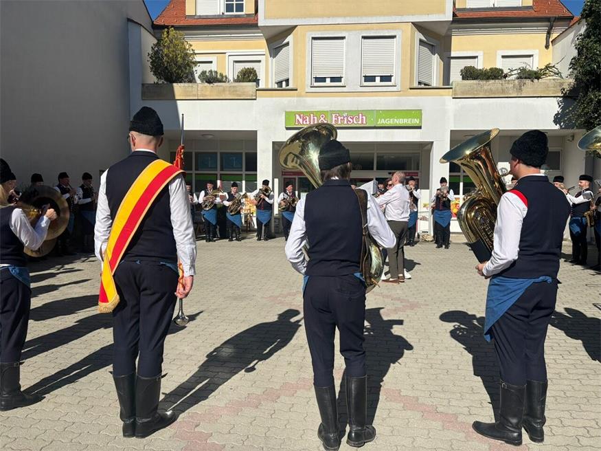Georgi-Kirtag: Wo heuer die 2005er den traditionellen Baumumzug lebten