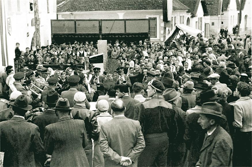 Georgi-Kirtag: Ständchen vor dem Einzug in die Tanzhütte.
