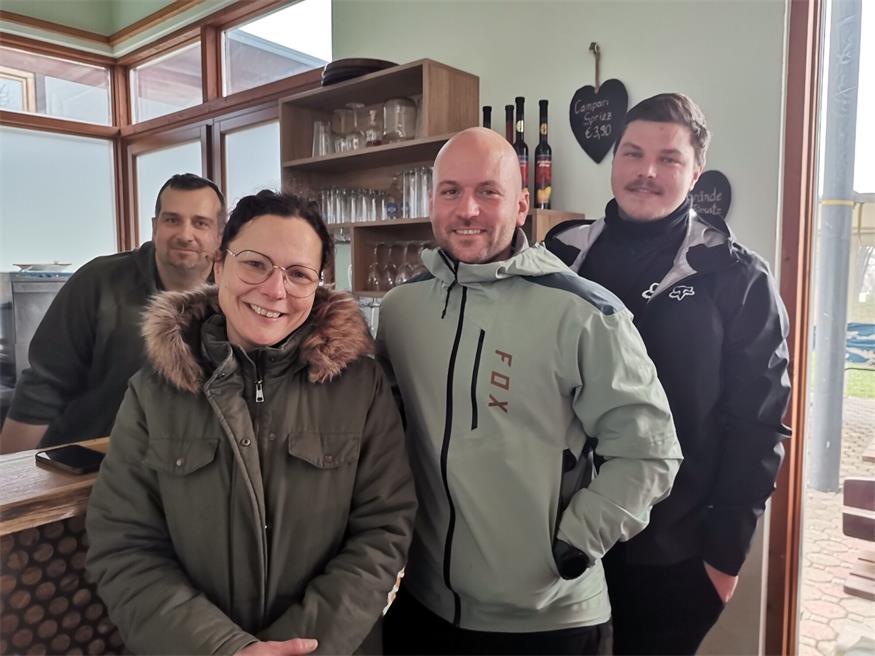 Gerald, Organisatorin Nicole, Philip und Lukas bei den "Glückstagen" an der Theke der Badekantine Rohrbach.