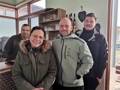 Gerald, Organisatorin Nicole, Philip und Lukas bei den "Glückstagen" an der Theke der Badekantine Rohrbach.