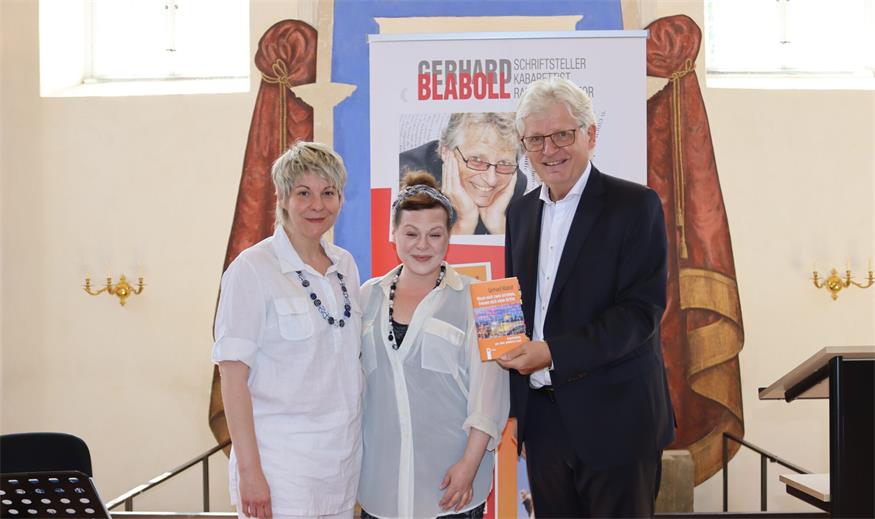 Gerhard Blabolls neues Buch wird im September erscheinen, außerdem wird 20. September die neue Hymne für das Heilbad in Sauerbrunn präsentiert. Die Musik stammt von Saskia Fanta und Andrea Schlor - die ihn auch bei einer Lesung in der Synagoge Kobersdorf musikalisch unterstützten. 