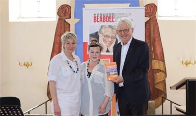 Gerhard Blabolls neues Buch wird im September erscheinen, außerdem wird 20. September die neue Hymne für das Heilbad in Sauerbrunn präsentiert. Die Musik stammt von Saskia Fanta und Andrea Schlor - die ihn auch bei einer Lesung in der Synagoge Kobersdorf musikalisch unterstützten. 