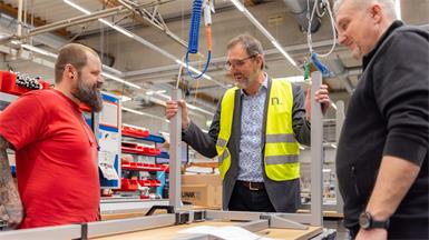 Gerhard Michalitsch im Gespräch mit den Mitarbeitern in der Produktion.
