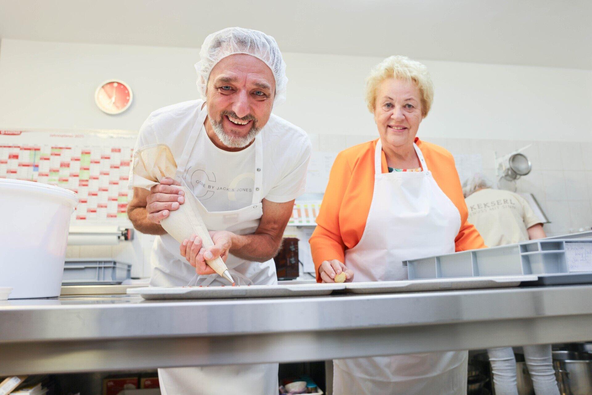 Kent Keks AK-Präsident in der Keks-Backstube in Oberwart