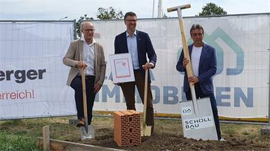 Gerhard Staudinger (Firma Wienerberger), Hans-Peter Schöll (Casa Immobilien / Schöll Bau) und Herbert Pinter (Bürgermeiser Zemendorf / Stöttera) beim Spatenstich.