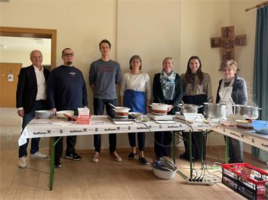 Gerhard Szin, Pfarrer Thorsten Carich, Johannes Hofer, Christine Hofer, Martina Schendera, Tamara Trimmel sowie Monika Bauer kochten und gaben die köstlichen Suppen aus.