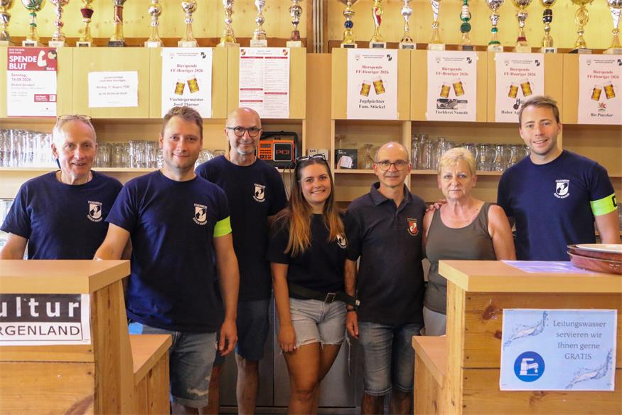 Gerhard Thurner, Andreas Thurner, Markus Schermann, Raphaela Thurner, Feuerwehrkommandant Markus Huber, Ingrid Stockel und Florian Thurner beim diesjährigem Feuerwehrheurigen der FF Deutsch Gerisdorf.