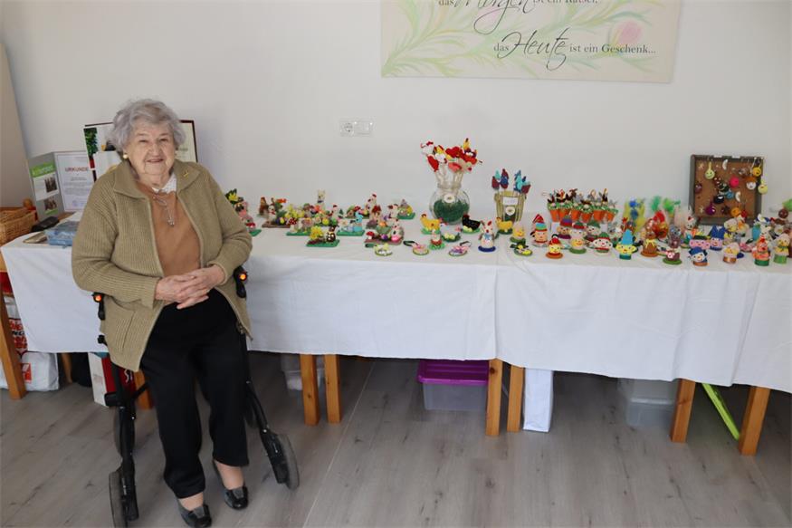 Gertrude Herz widmet sich seit Jahren mit Leidenschaft den Handarbeiten, die sie für den guten Zweck bei ihren Oster- und Weihnachtsmärkten verkauft.