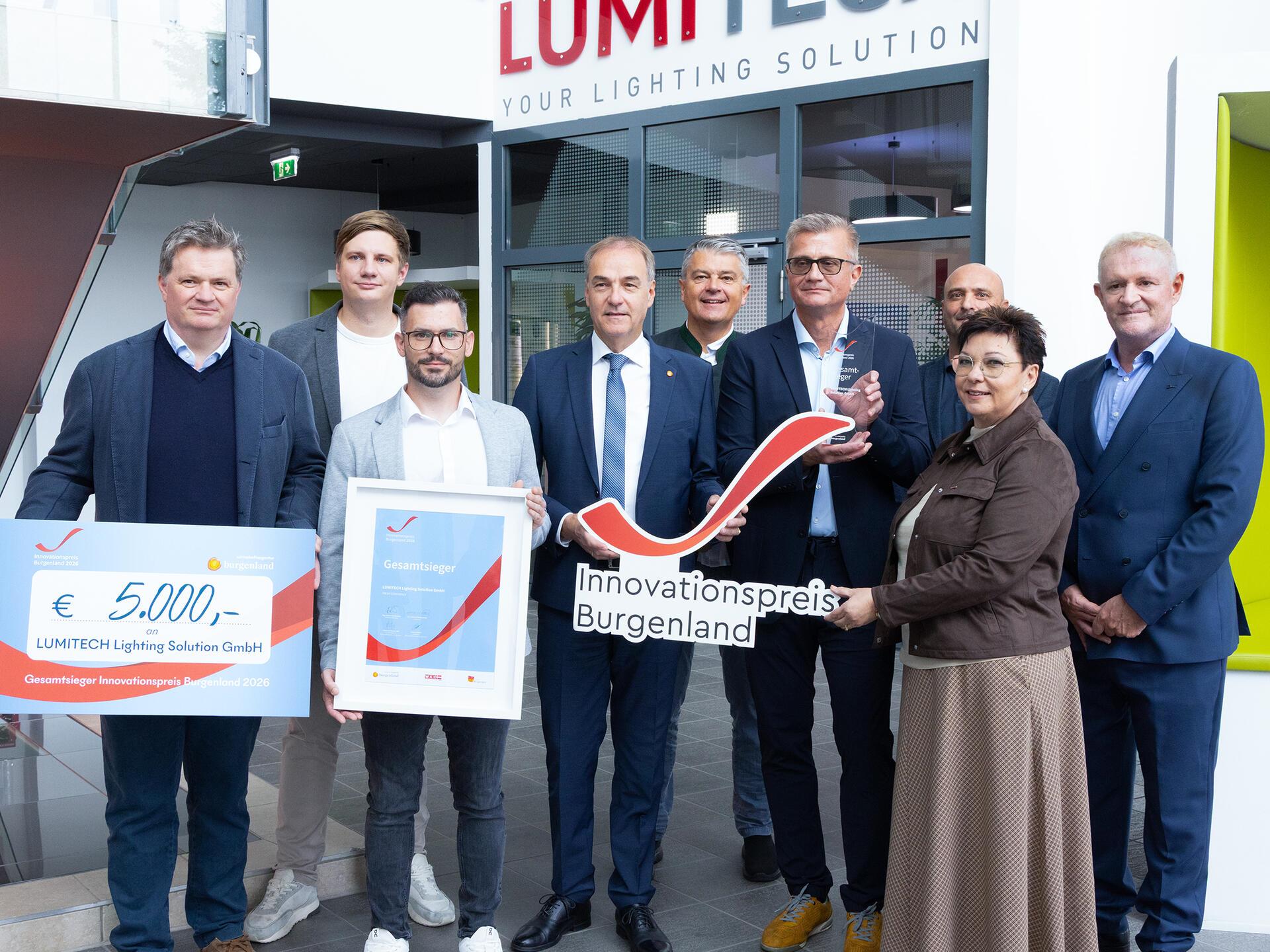 Gesamtsieger LUMITECH (v.l.): Josef Spindler, Nico Tasch, Gabriel Pint, Landesrat Leonhard Schneemann, Peter Haumer, Geschäftsführer Stefan Tasch, Peter Wiesner, WK-Vizepräsidentin Herta Walits-Guttmann und Wirtschaftsagentur-Geschäftsführer Johannes Stipsits.