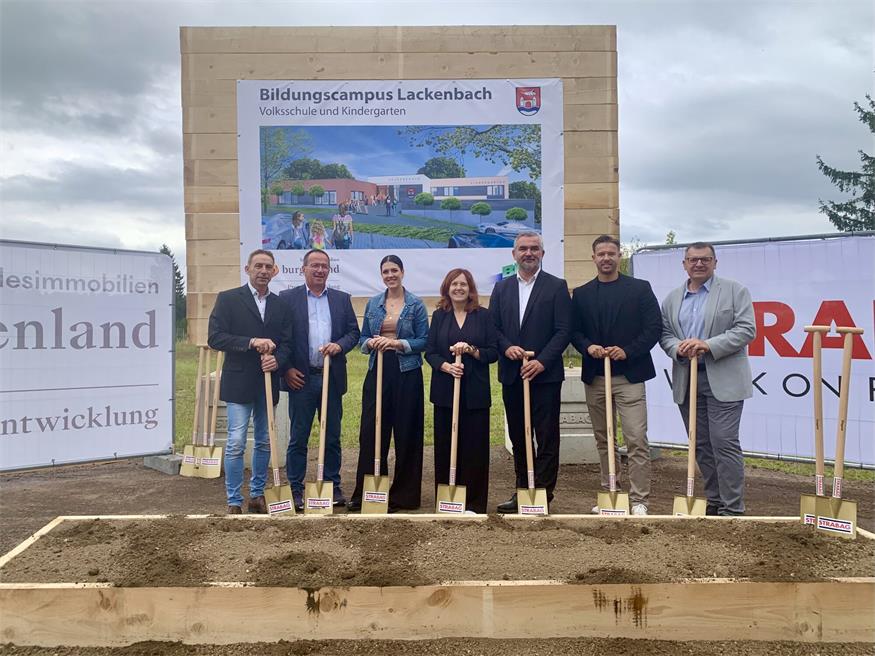 Geschäftsführer der PEB Thomas Rosner, Bürgermeister Christian Weninger, Kindergartenleiterin Julia Trimmel, Volksschuldirektorin Anita Ecker, Landesrat Heinrich Dorner, BPM-Planer Nicolas Mühl und Vizebürgermeister Norbert Cserinko waren beim Spatenstich.