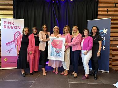 Geschäftsführerin Andrea Konrath (Österreichischen Krebshilfe Burgenland), Pink-Ribbon-Botschafterin Ágnes Ottrubay,  Pink-Ribbon-Botschafterin und Landtagspräsidentin Astrid Eisenkopf, Neusiedls Bürgermeisterin Elisabeth Böhm, Künstlerin Petra Mörth, Frauenlandesrätin Daniela Winkler, Landtagsabgeordnete Margit Paul-Kientzl und Amtsleiterin Judith Siber-Reiner beim Pink-Ribbon-Frühstück im Rathaus Neusiedl am See. 