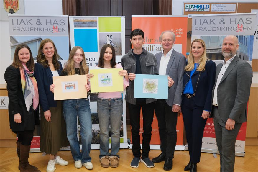 Geschäftsführerin Verein Welterbe Lina Karner, Landeshauptmann-Stellvertreterin Anja Haider-Wallner, 2. Platz Laura Lentsch (MS Pamhagen), 1. Platz Nora Tatai (HAK/HAS Frauenkirchen), 3. Platz Felix Peck (HAK/HAS Frauenkirchen), Obmann Verein Welterbe Windener Bürgermeister Erwin Preiner, Landesrätin Daniela Winkler und Verein Welterbe Obmann-Stellvertreter, Direktor HAK/HAS Frauenkirchen und Frauenkirchener Bürgermeister Hannes Schmid