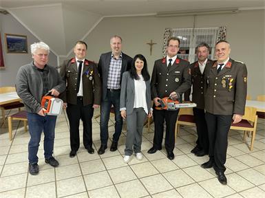 Geschenk vom Jagdausschuss. Eine Akkumotorsäge sowie Scheinwerfer im Wert von 2.200 Euro konnten Komandant Richard Schrammel und sein Stellvertreter Michael Pfneiszl im Beisein von Bürgermeisterin Doris Birner und Vize Andreas Krutzler entgegennehmen. 