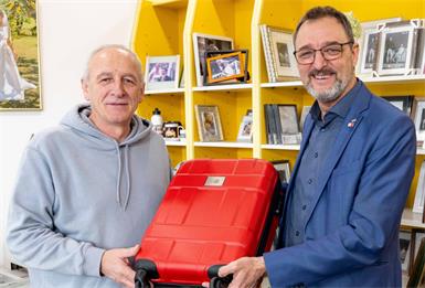 Geschenk zur Pensionierung. Arbeiterkammer-Präsident Gerhard Michalitsch übergab Peter Reiterits einen Reisetrolley, der vor allem für spontane Kurztrips in der Pension geeignet ist. 