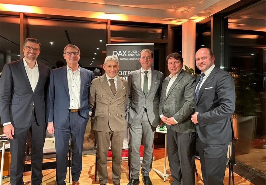 Gesprächsrunde in der Kanzlei (v.l.): Baumeister Hans-Peter Schöll, OSG-Vorstand Alfred Kollar, Rechtsanwalt Werner Dax, BIG-CEO Hans-Peter Weiss, Raiffeisenlandesbank-Generaldirektor Rudolf Könighofer, Rechtsanwalt Johannes Wutzlhofer.