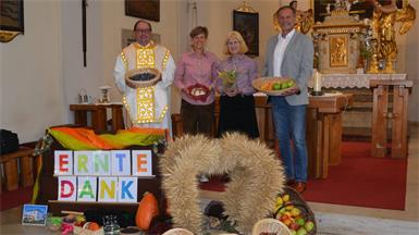 Gestaltet. Pfarrer Roman Schwarz (l.) freute sich mit Vizebürgermeister Martin Horak (r.)  über die schön gestaltete Messe, die Susanne Pogatscher-Gold und Mesnerin Elisabeth Dowitsch (v.l.) organisiert hatten.