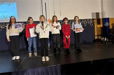 Gestalteten ein buntes Weihnachtsprogramm. Die Schülerinnen und Schüler der Mittelschule.