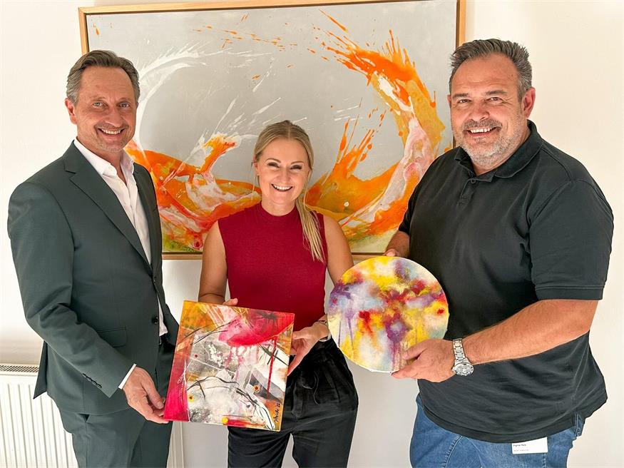 Gesundheit Burgenland Ombudsmann Günter Kovacs, Künstlerin Susanne Dittrich und der stellvertretende Kaufmännische Direktor der Klinik Oberpullendorf Ingmar Falb freuen sich, dass die Kunstwerke kleine Ruheoasen im Klinikalltag darstellen.