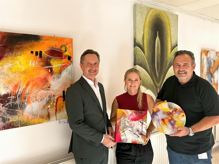 Gesundheit Burgenland Ombudsmann Günter Kovacs, Künstlerin Susanne Dittrich und der stellvertretende Kaufmännische Direktor der Klinik Oberpullendorf Ingmar Falb.