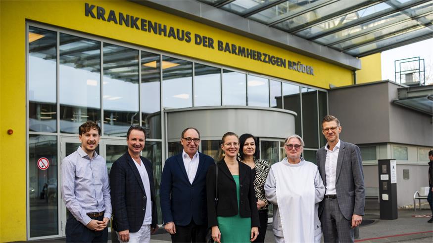 Gesundheitsminister Johannes Rauch zu Besuch in Eisenstadt. Hier vor dem Krankenhaus der Barmherzigen Brüder in Eisenstadt mit dem Grünen Spitzen-Duo Philipp Juranich und Anja Haider-Wallner, dem Ärztlichen Direktor Martin Wehrschütz, der Stellvertretenden Pflegedirektorin Susanne Wukovatz, Pater Prior Daniel Katzenschläger und Geschäftsführer Robert Maurer.